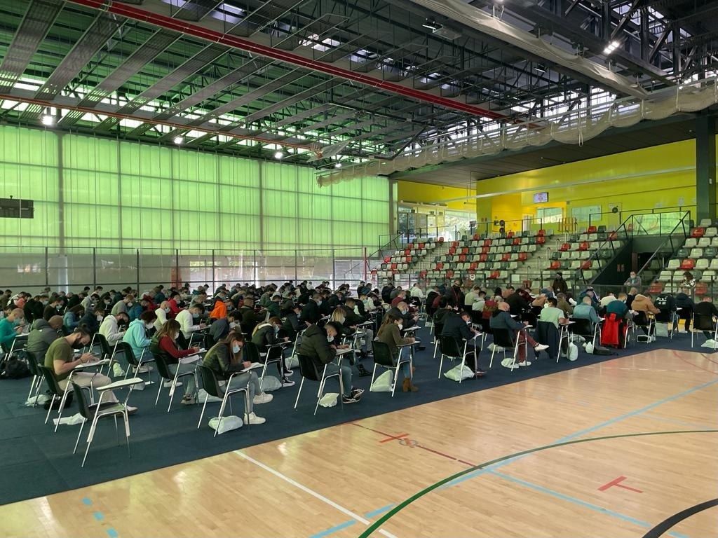 El primer examen per ser Policia local ha tingut lloc al pavelló de La Llana. FOTO: Ajuntament de Rubí