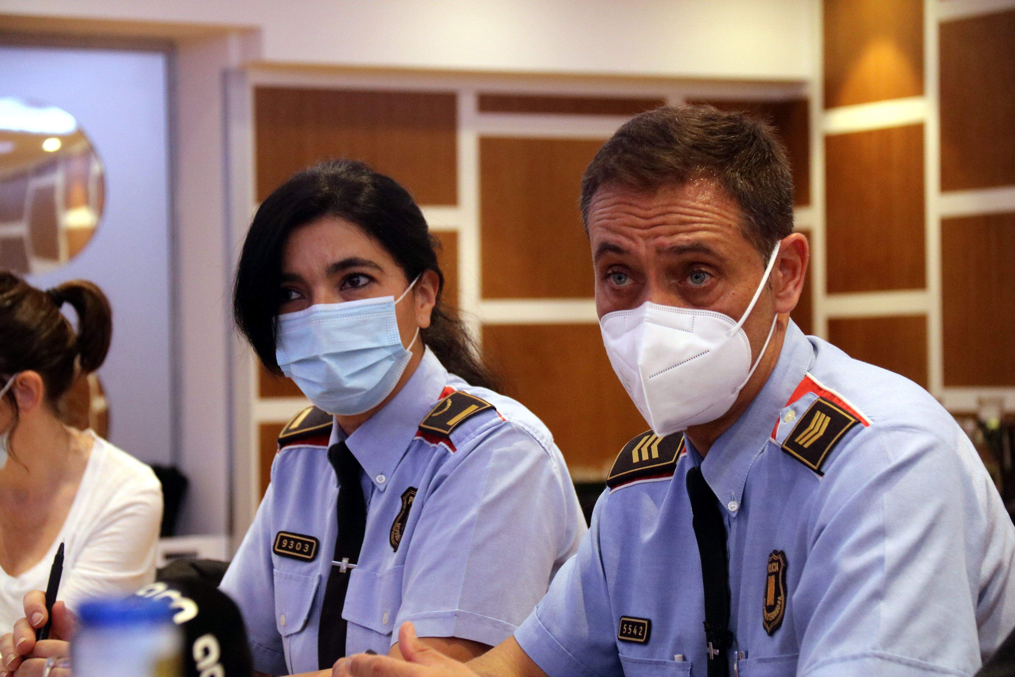 Montserrat Escudé, inspectora dels Mossos d'Esquadra i Sergi Martínez, sostinspector, explicant la campanya de prevenció de falsos revisors del gas. FOTO: David Cobo/ACN