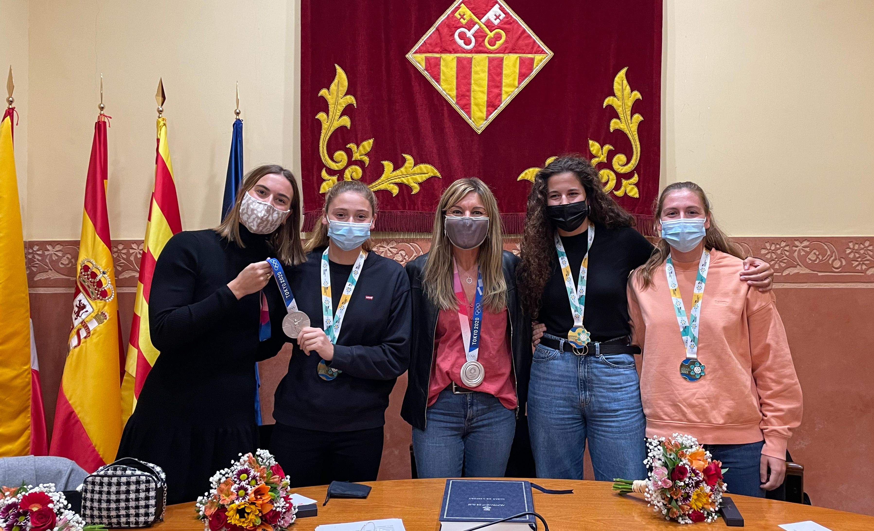 D'esquerra a dreta: Bea Ortiz, Elena Ruiz, l'alcaldessa de Rubí, Elia Jiménez i Ariadna Ruiz. FOTO: Núria Hueso D'esquerra a dreta: Bea Ortiz, Elena Ruiz, l'alcaldessa de Rubí, Elia Jiménez i Ariadna Ruiz. FOTO: Núria Hueso