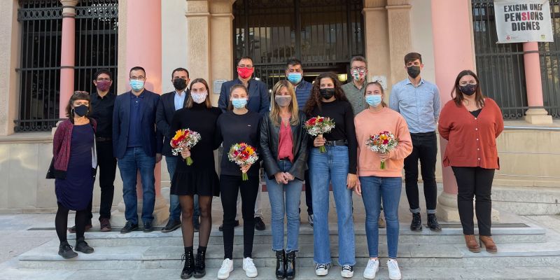 Les esportistes homenatjades amb representants institucionals a les escales de l'Ajuntament de Rubí. FOTO: NHS