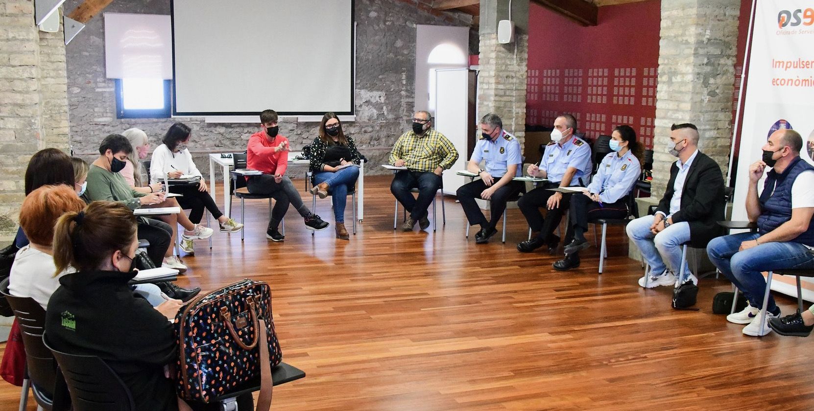 Primera trobada de la taula de comerç i seguretat a Rubí a la masia de Can Serra. FOTO: Ajuntament de Rubí – Localpres
