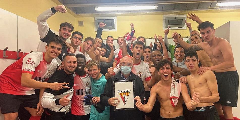 El filial de la UE Rubí celebra la victòria davant la UE Les Fonts. FOTO: Cedida