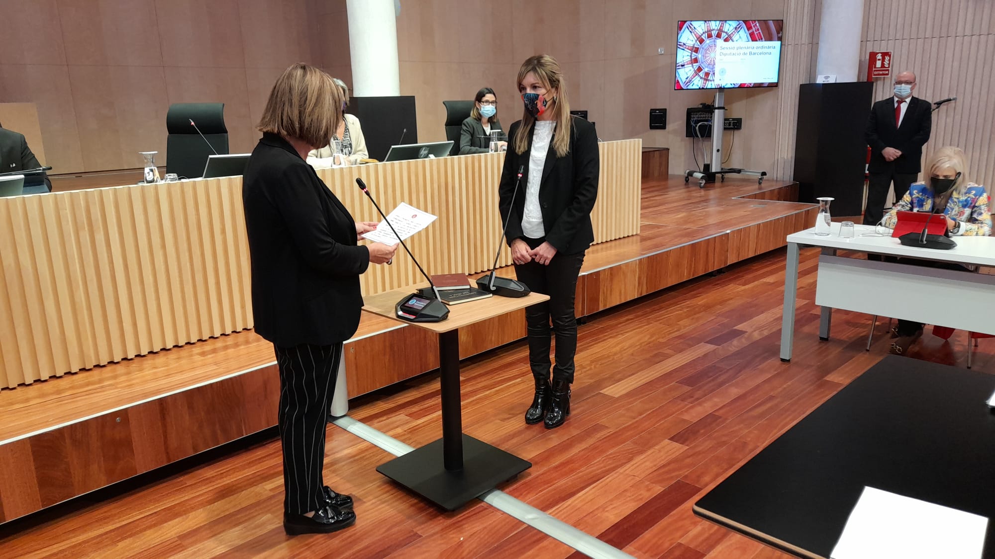 Núria Marín, presidenta de la Diputació de Barcelona, i Ana María Martínez, durant el seu nomenament. FONT: DIBA 