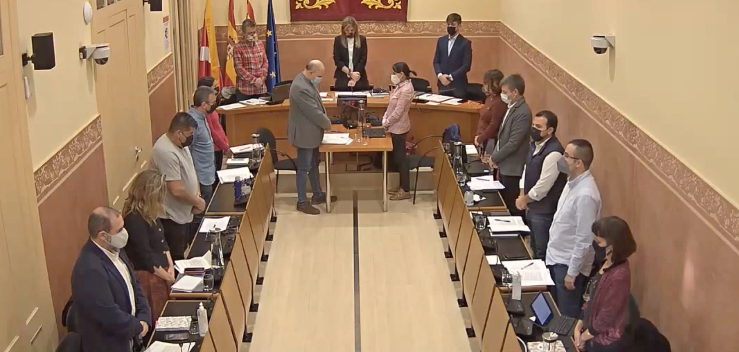 Minut de silenci al primer ple presencial on s'han aprovat els pressupostos després de la Covid-19 per les dones assassinades per la violència masclista.