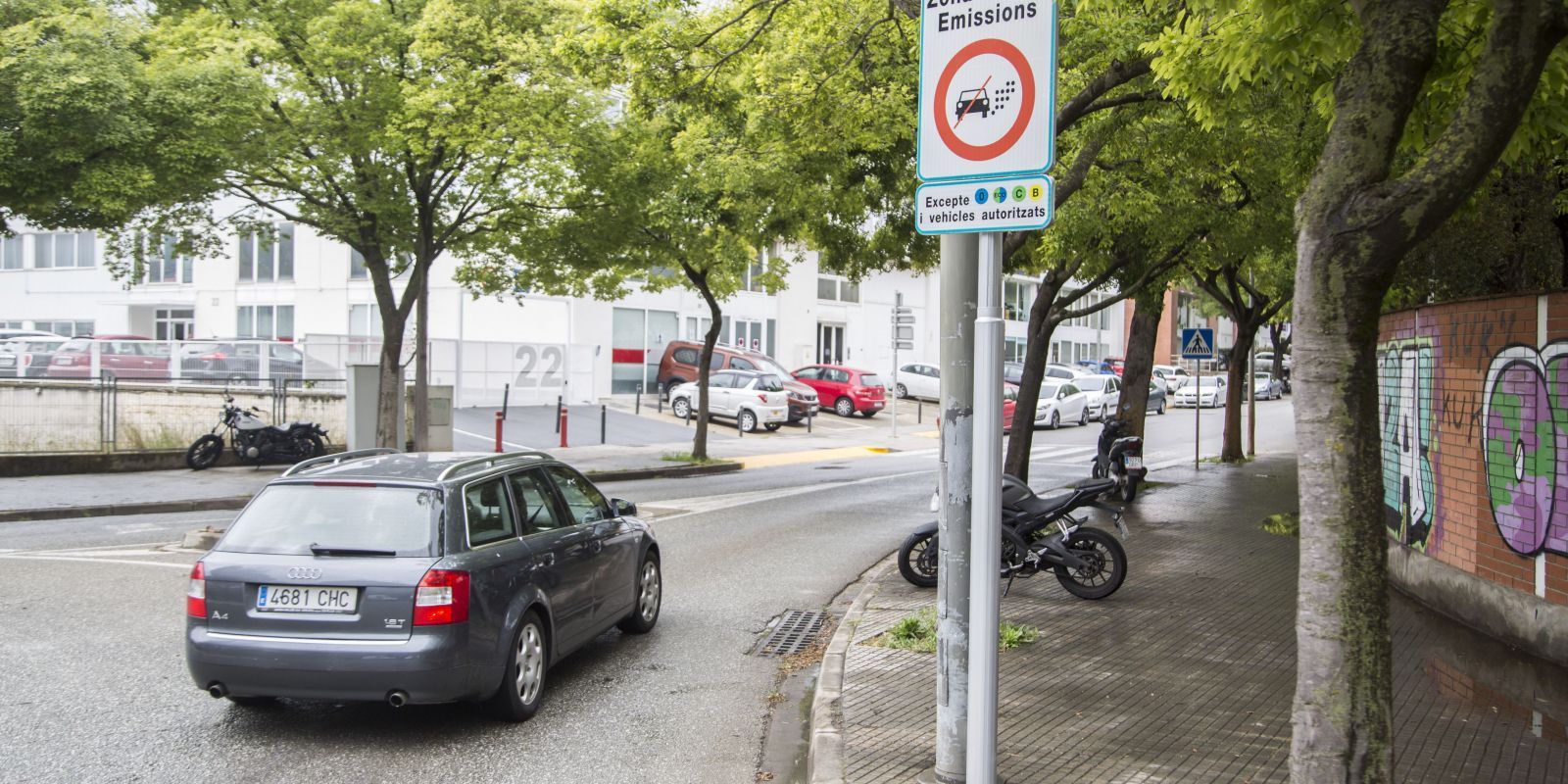 Un cotxe passa per davant d'una senyal de la Zona de Baixes Emissions. FOTO: Àngel Bravo