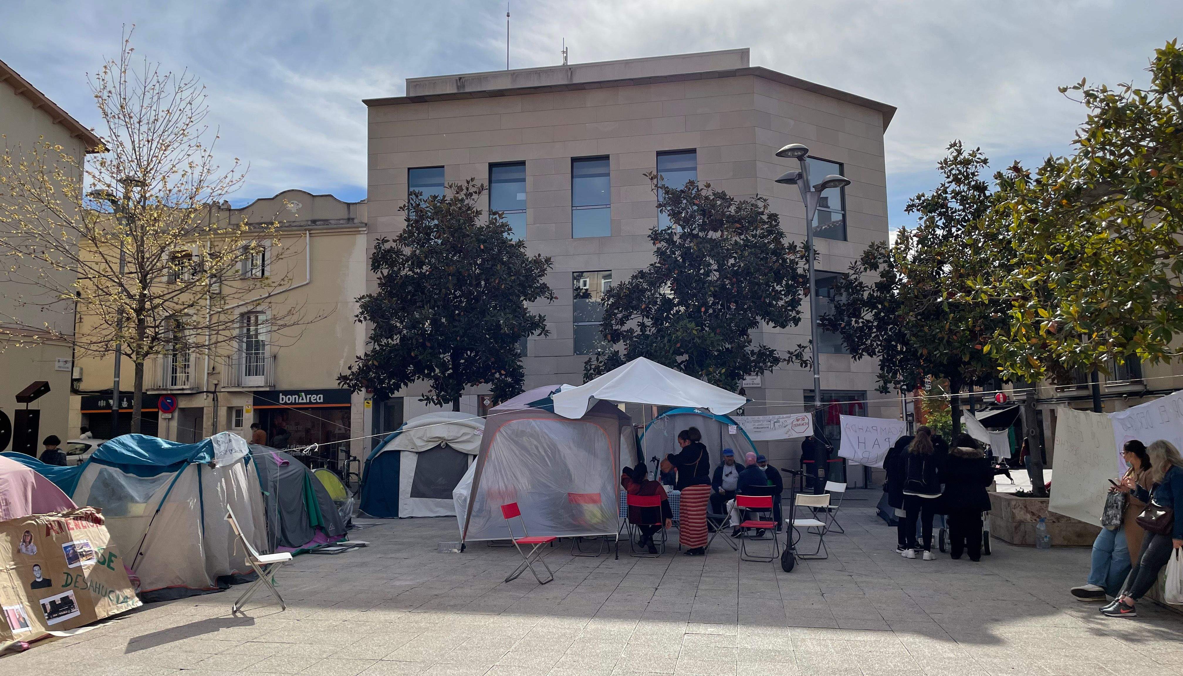Membres de la PAH de Rubí acampats a la plaça Pere Aguilera aquest dimarts a mig matí. FOTO: NHS