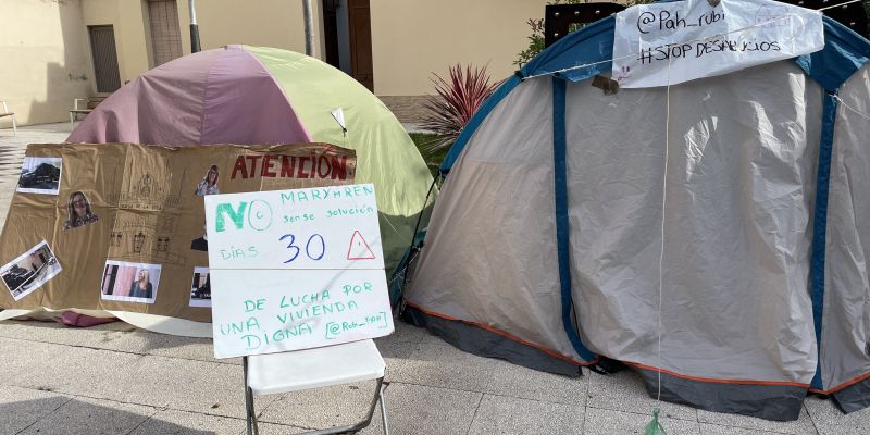 La PAH de Rubí va plantar tendes de campanya a la plaça Pere Aguilera ara fa un mes. FOTO: NHS