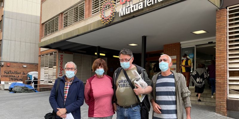 Representants de Rubí Sanitat i el Moviment pensionista durant la roda de premsa. FOTO: NHS