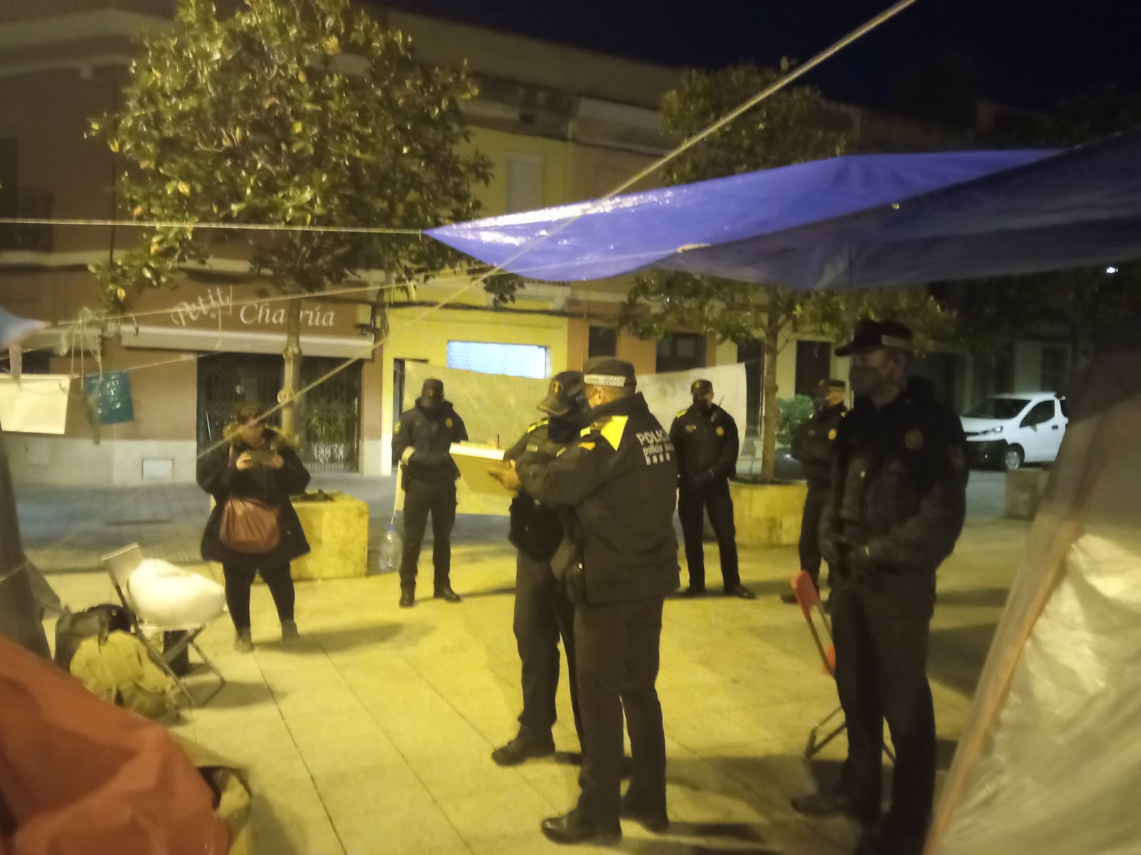 La PAH de Rubí ha informat que agents de la policia local han intentat desallotjar les tendes de campanya aquest divendres a les 7h. FOTO: Twitter de la PAH La PAH de Rubí ha informat que agents de la policia local han intentat desallotjar les tendes de campanya aquest divendres a les 7h. FOTO: Twitter de la PAH