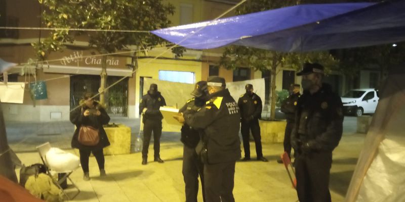 La PAH de Rubí ha informat que agents de la policia local han intentat desallotjar les tendes de campanya aquest divendres a les 7h. FOTO: Twitter de la PAH
