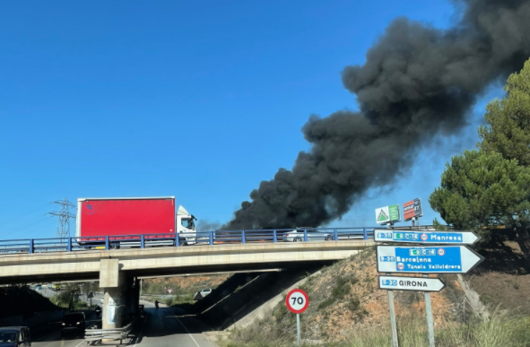 Una furgoneta ha cremat totalment a l'AP-7 entre Sant Cugat i Rubí. FOTO: Cedida