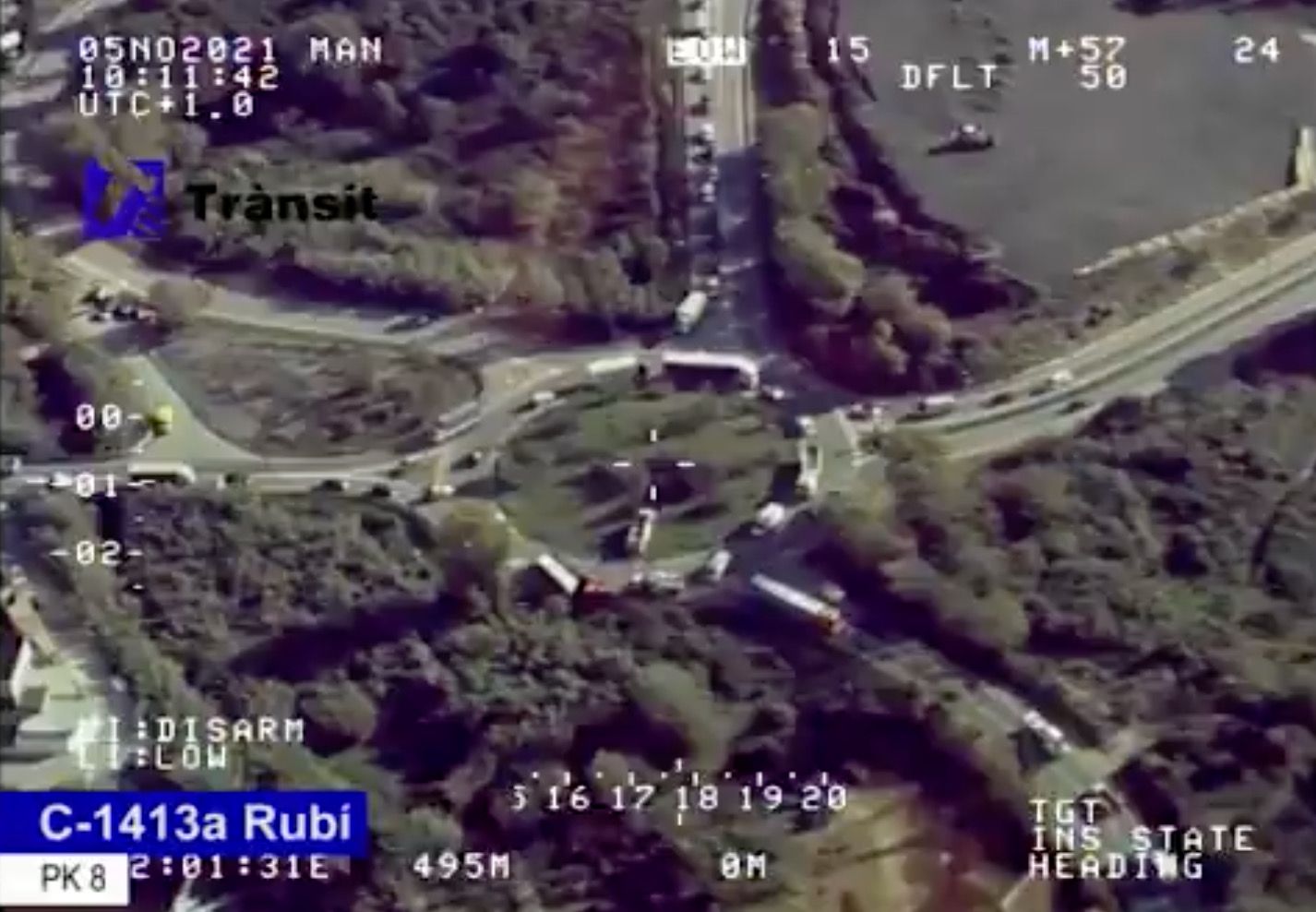 Un camió bolca a una rotonda de Rubí. FOTO: Trànsit