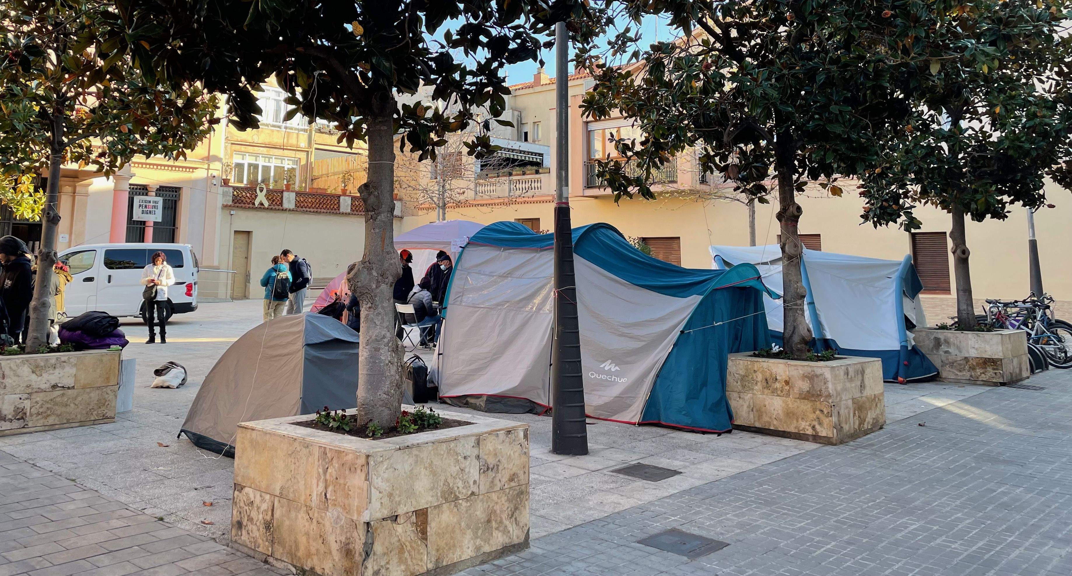 Imatge de la plaça Pere Aguilera aquest divendres al matí després de l'intent de desallotjament. FOTO: NHS