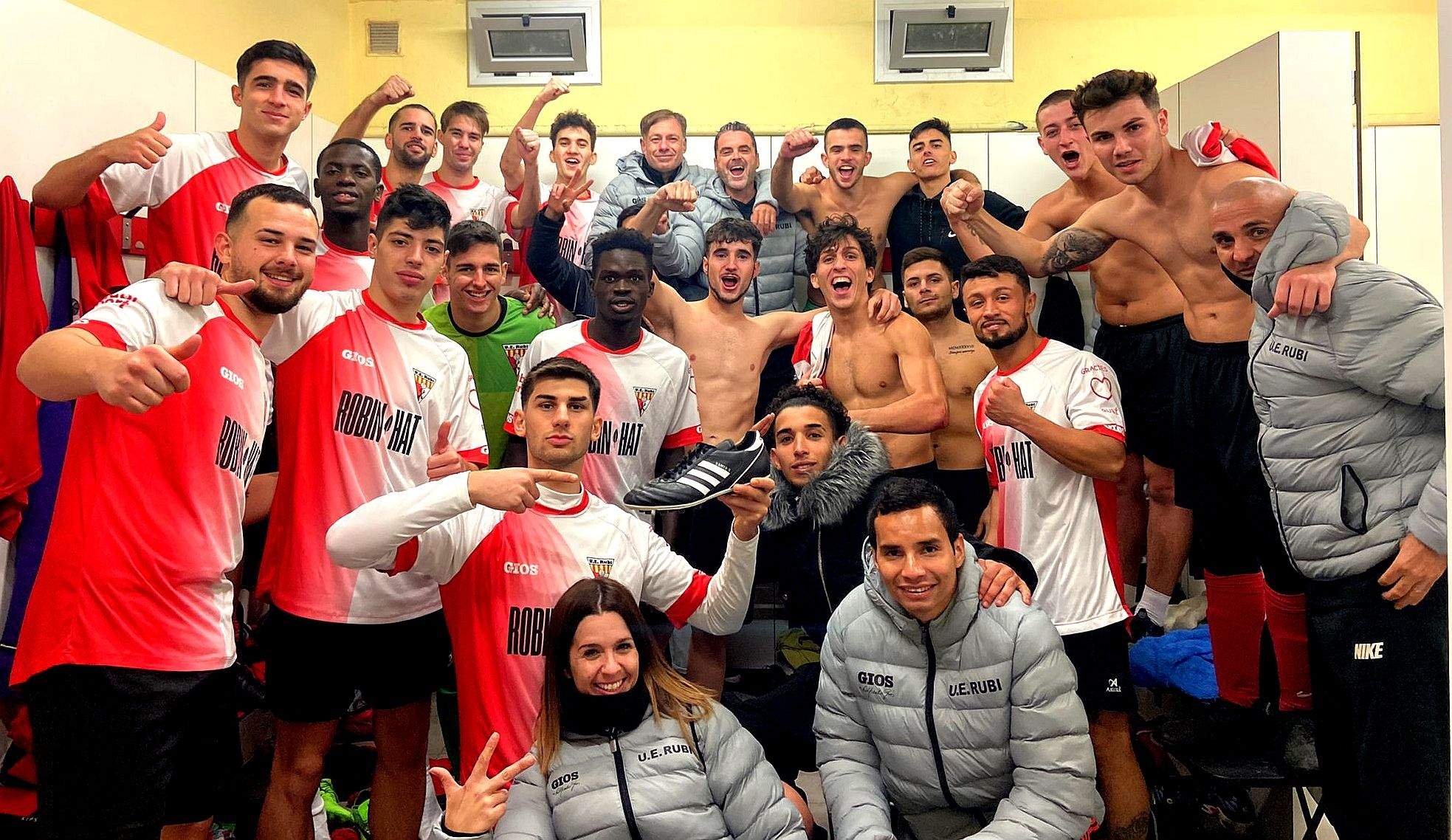 Els joves jugadors del filial de la UE Rubí celebren la victòria davant el CF Pueblo Nuevo 2002. FOTO: Cedida