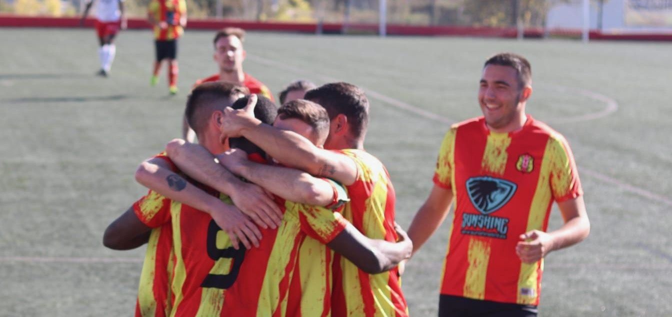 Celebració del tercer gol del Veinti, obra de Sidiky Trawally. FOTO: Cedida