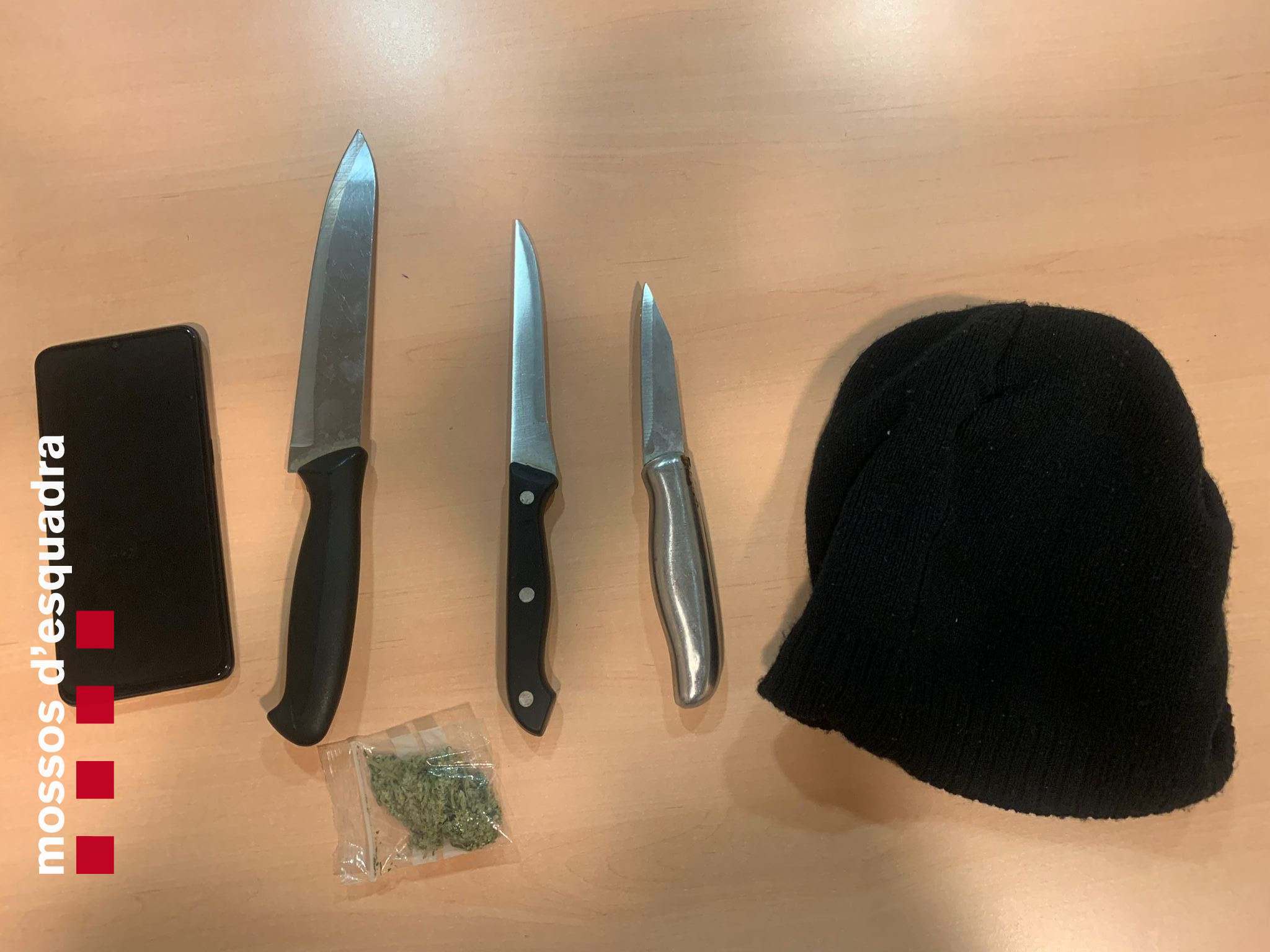 Els Mossos van escorcollar els joves i van localitzar tres ganivets, una bosseta de marihuana i un telèfon mòbil. FOTO: Mossos d'Esquadra