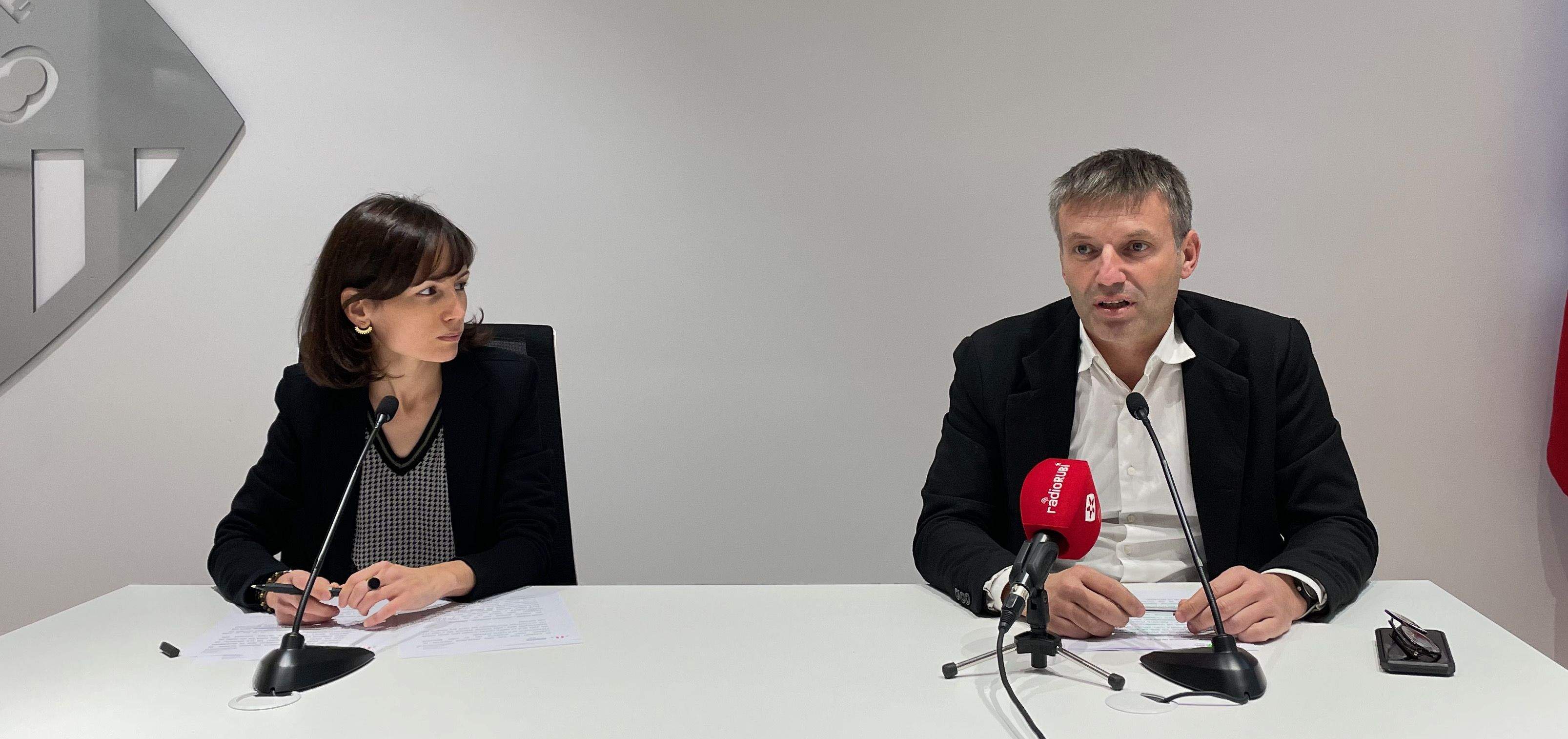 Montse Soler i Xavier Corbera, durant la roda de premsa d'ERC Rubí. FOTO: Redacció