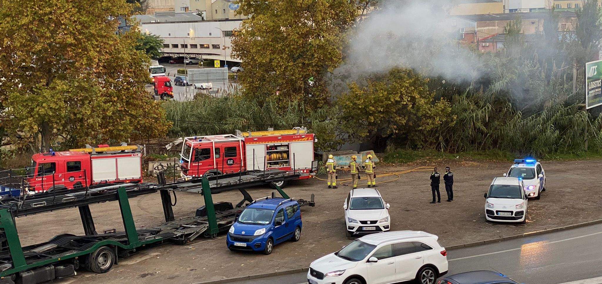 Dues dotacions de Bombers s'han traslladat per apagar l'incendi. FOTO: Arnau Martínez