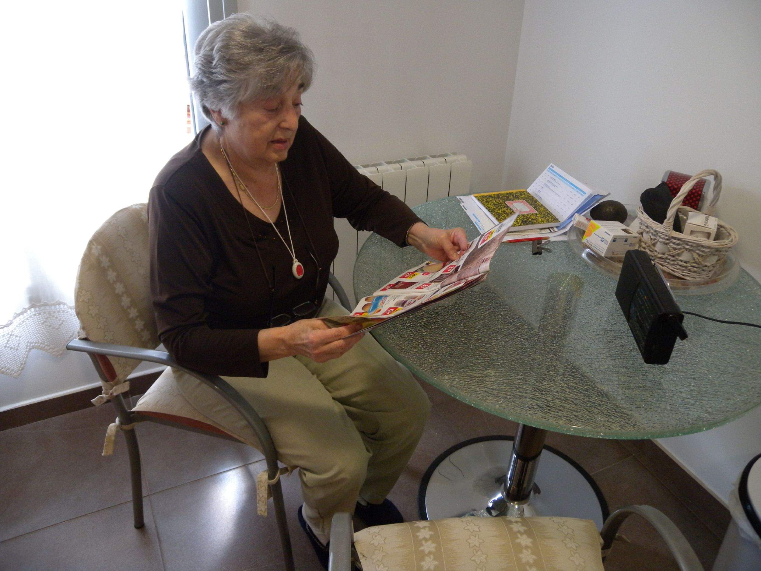 Una usuària del servei de teleassistència amb el medalló penjat. FOTO: Cedida a l'ACN