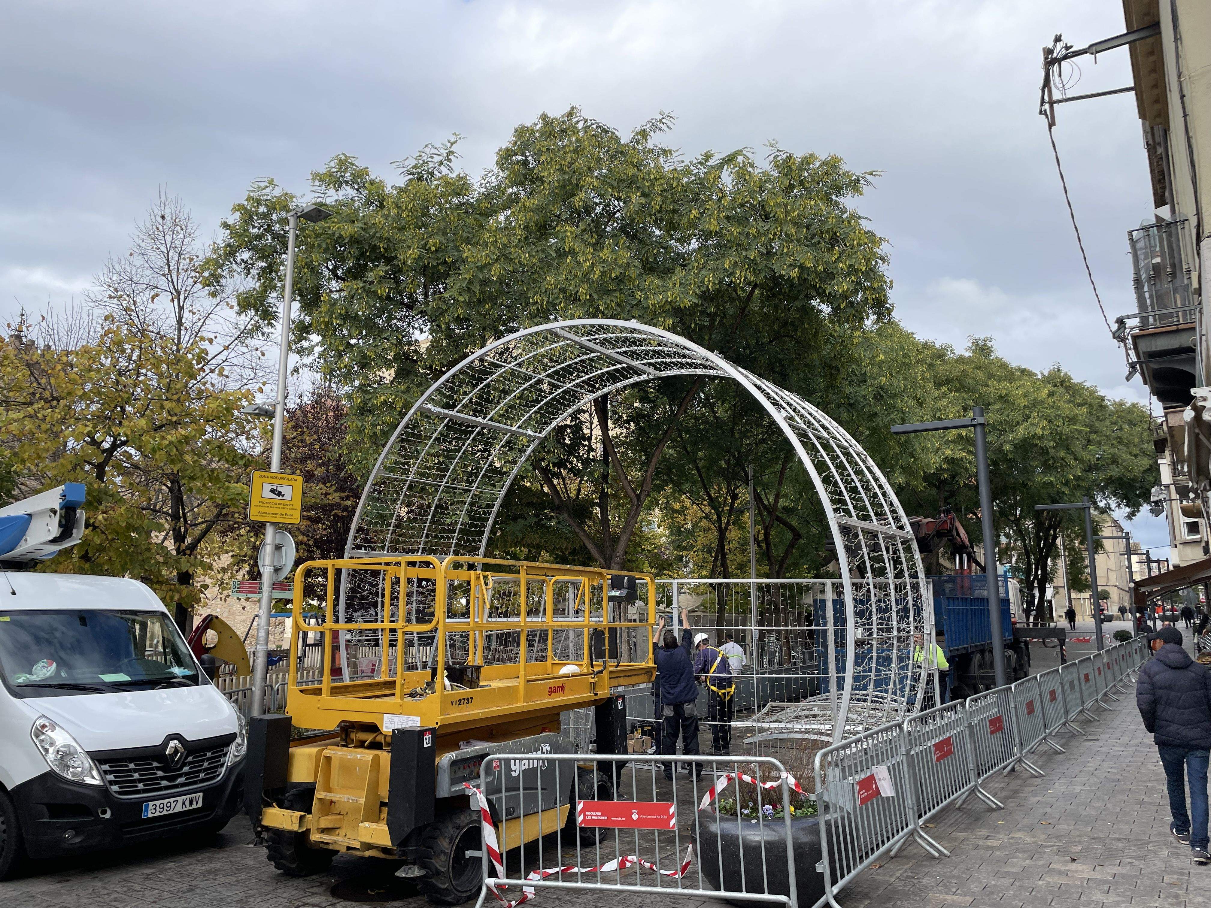 Els operaris durant la instal·lació del túnel de la llum de Nadal aquest dijous al matí. FOTO: NHS
