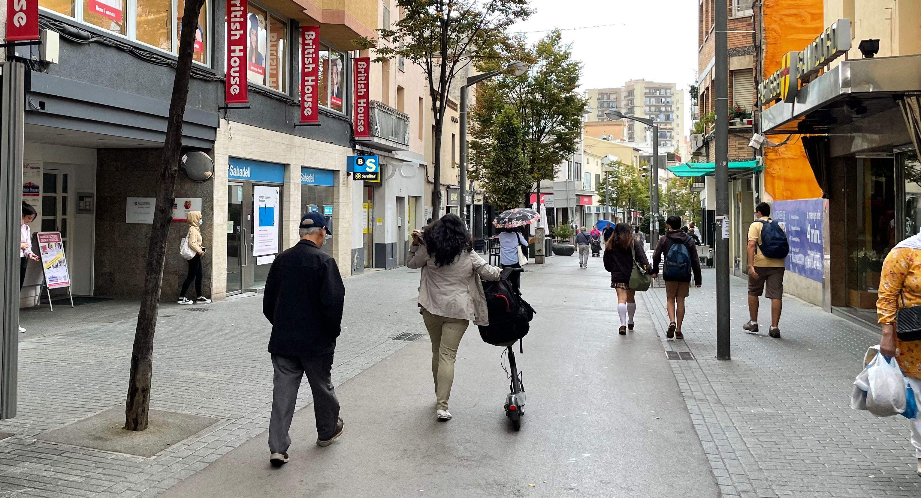 També es fomentarà el civisme amb un prova pilot perquè els alumnes acompanyin les agents cíviques de Rubí. FOTO: NHS