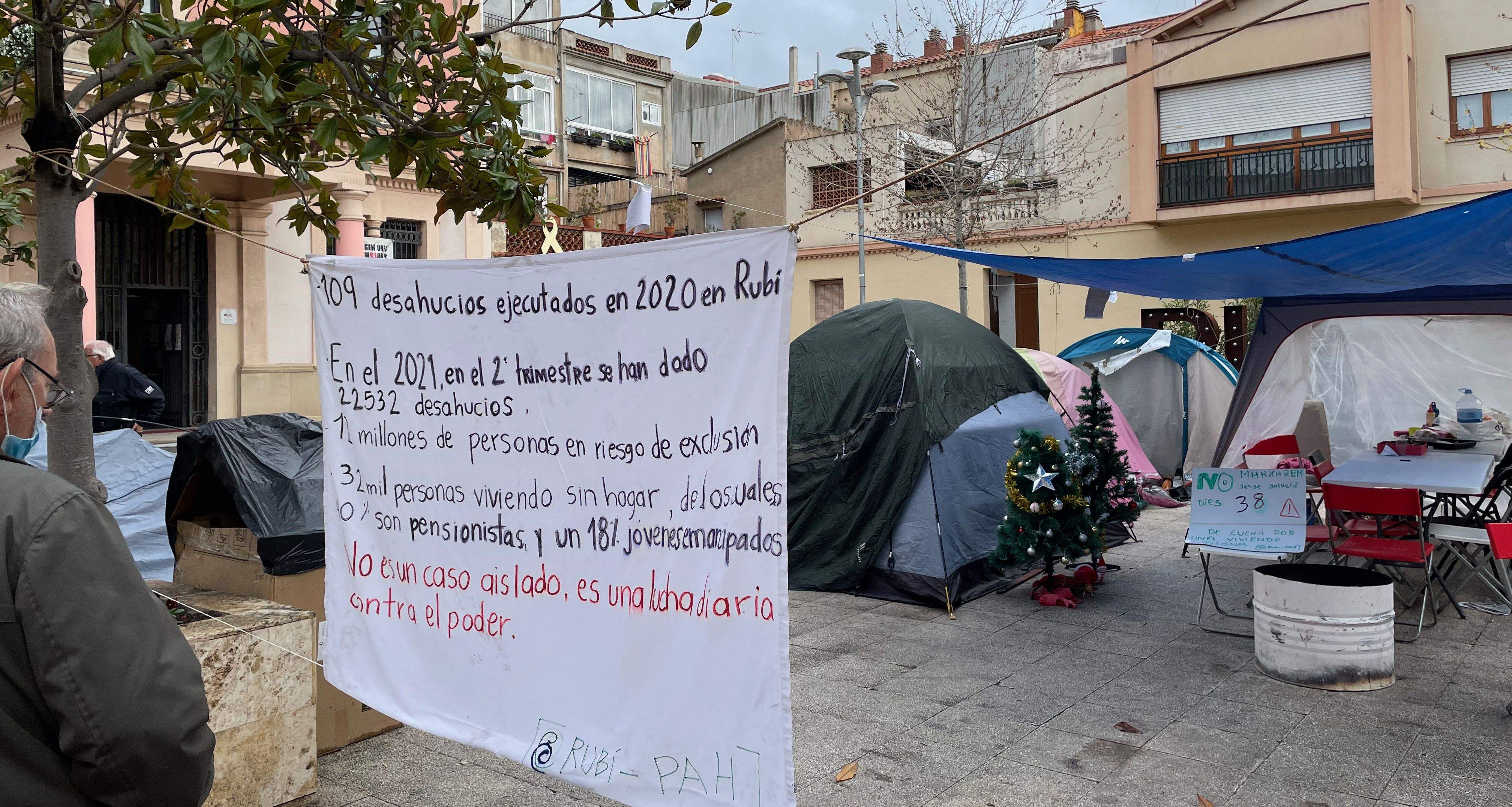 L'acampada de la PAH de Rubí a la plaça Pere Aguilera aquest dimecres. FOTO: NHS
