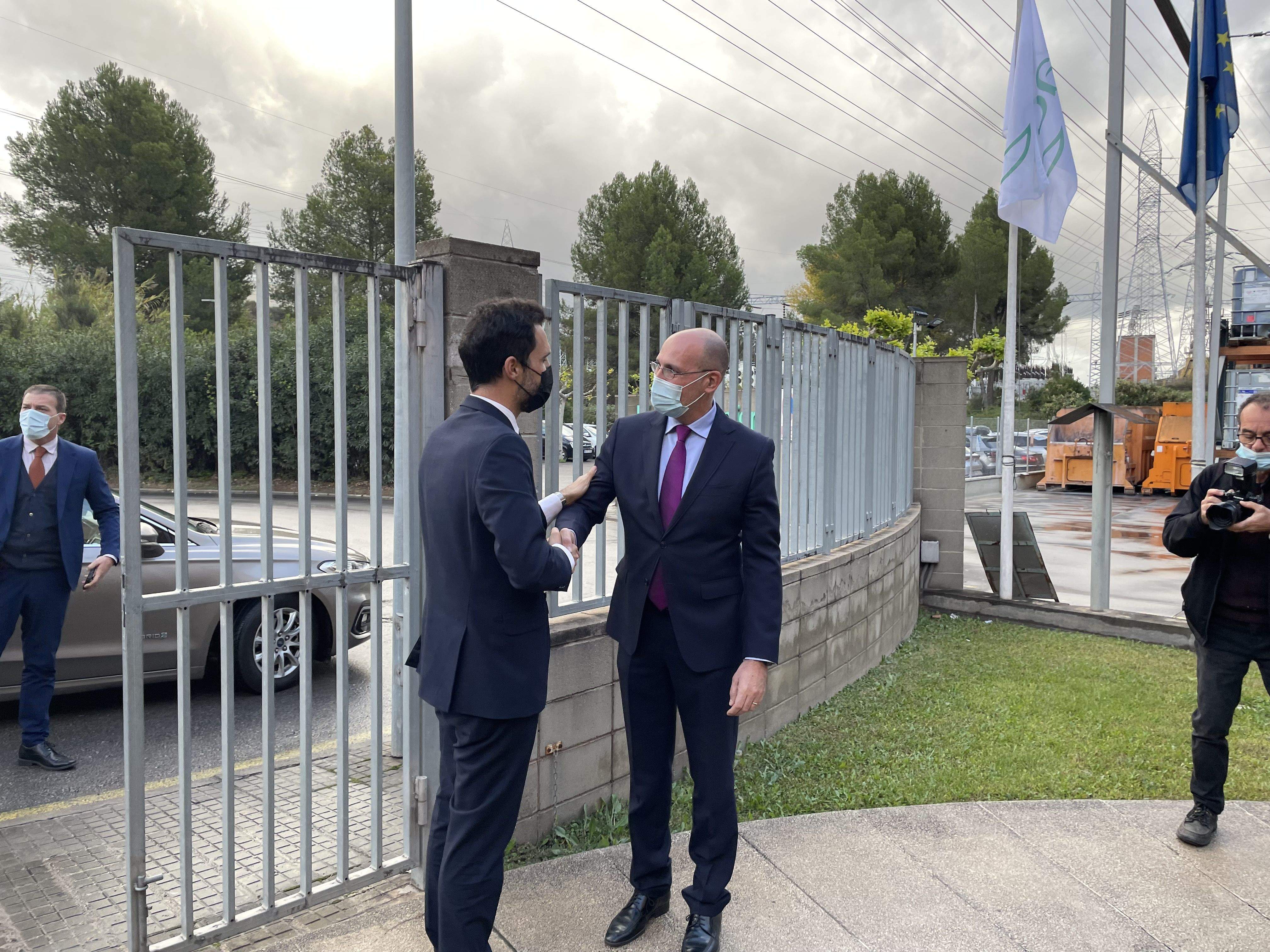 El conseller de Treball, Roger Torrent, és rebut pel director general de Kao Chimigraf a Rubí, Armand Marcé. FOTO: NHS