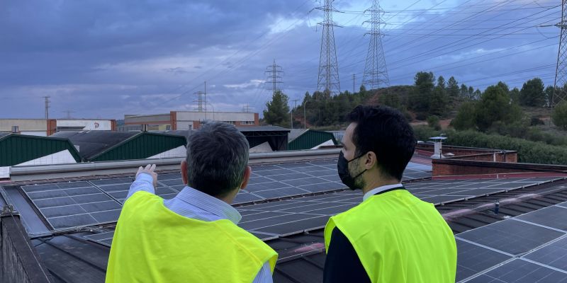 El conseller de Treball, Roger Torrent, observa el sostre amb plaques solars de l'empresa KAO Chimigraf. FOTO: NHS