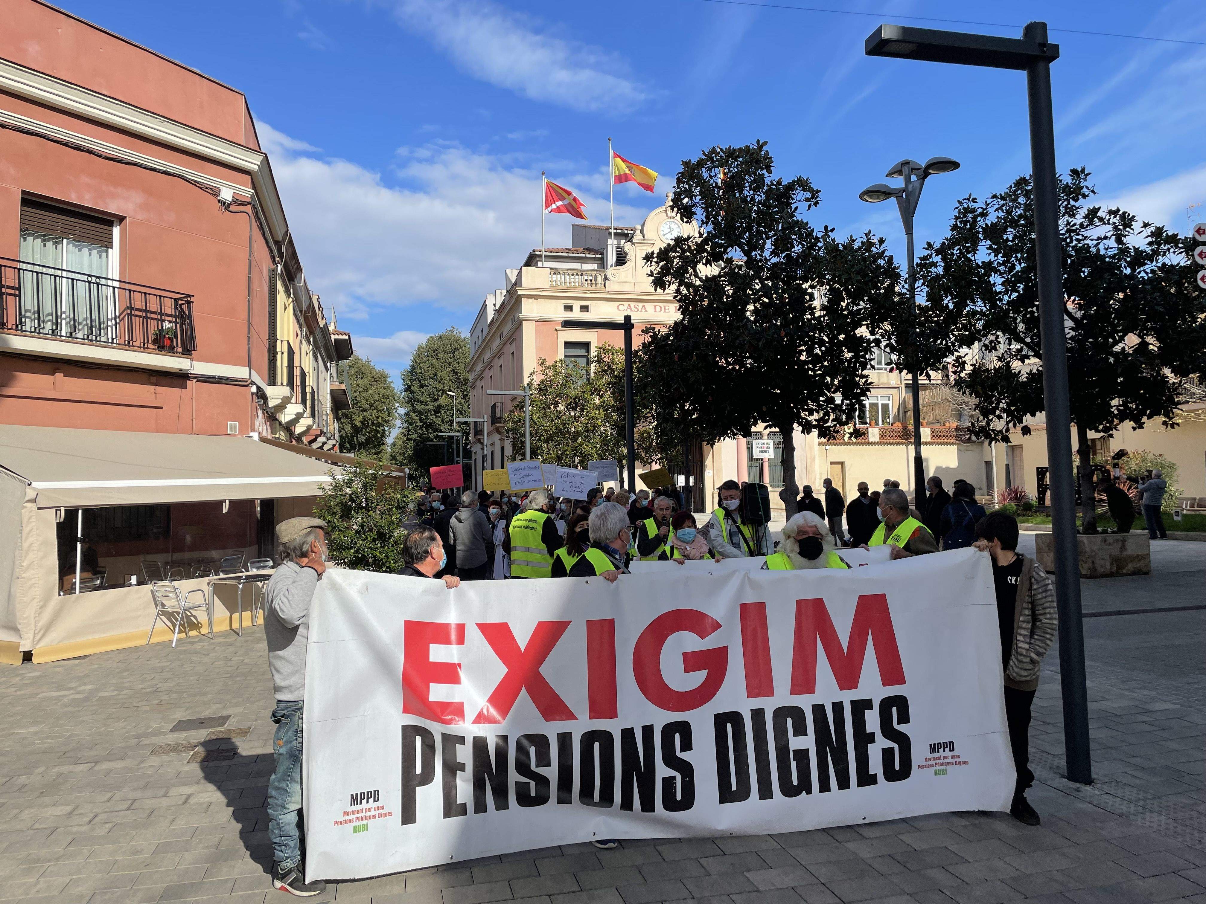 El moviment pensionista de Rubí es manifesta per defensar les pensions públiques. FOTO: Arnau Martínez