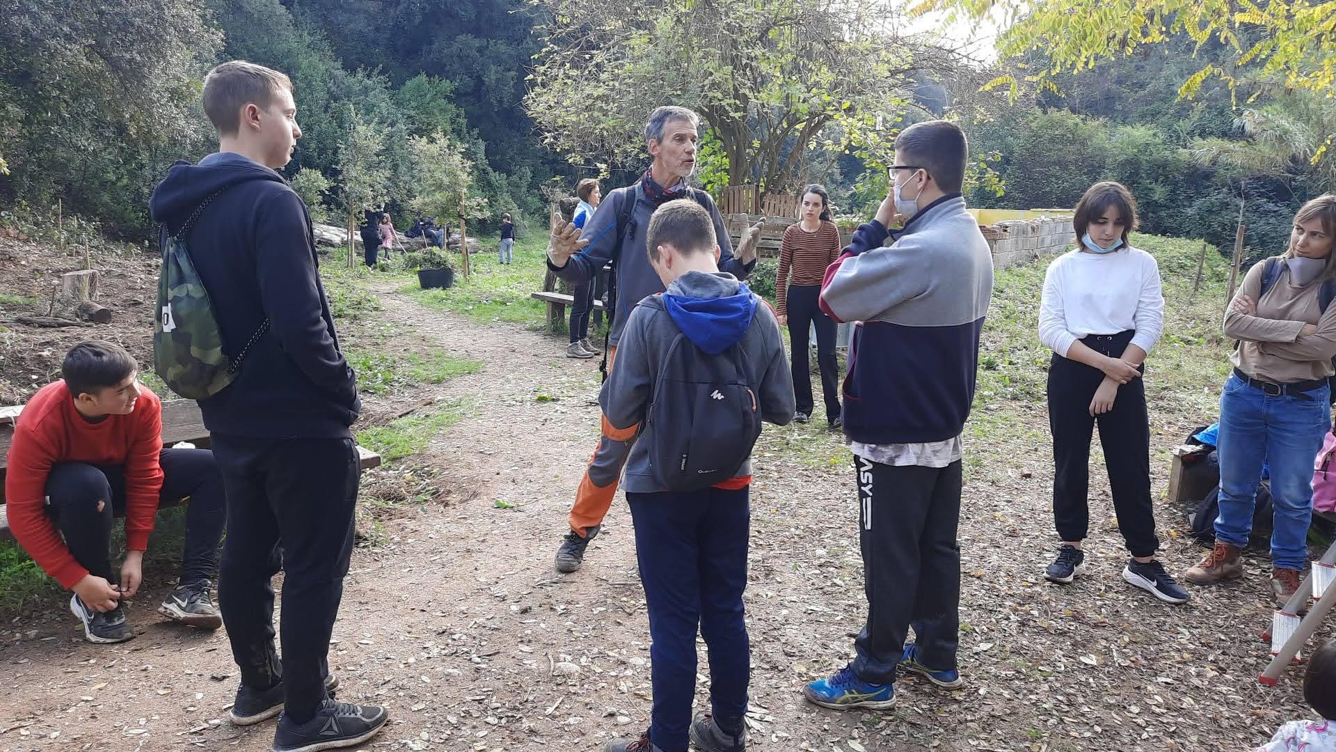 A la jornada de voluntariat ambiental han participat alumnes de 4t d'ESO de dos centres educatius de Rubí. FOTO: Cedida