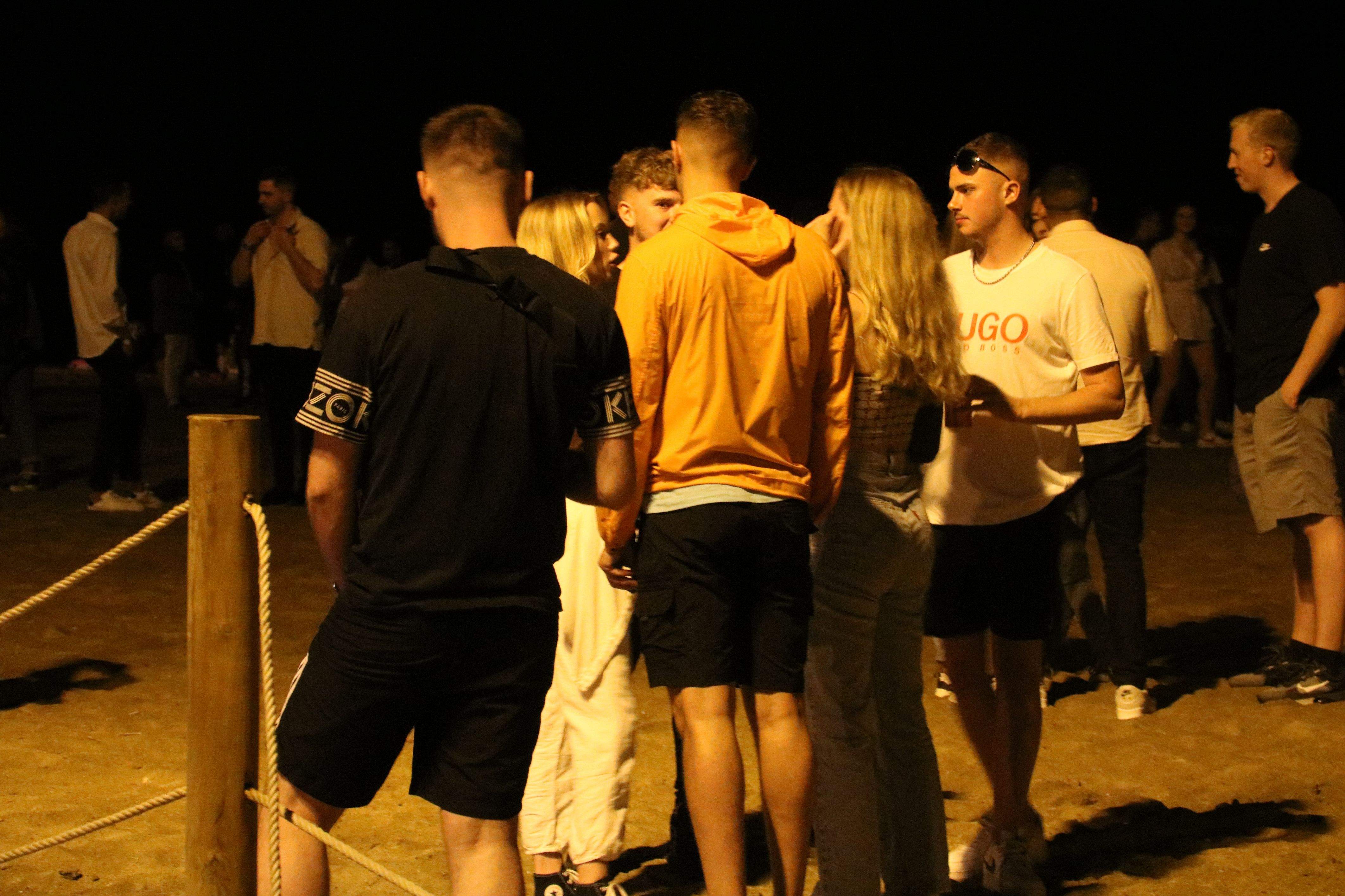 Un grup de joves en un botellot. FOTO: Eli Don/ACN