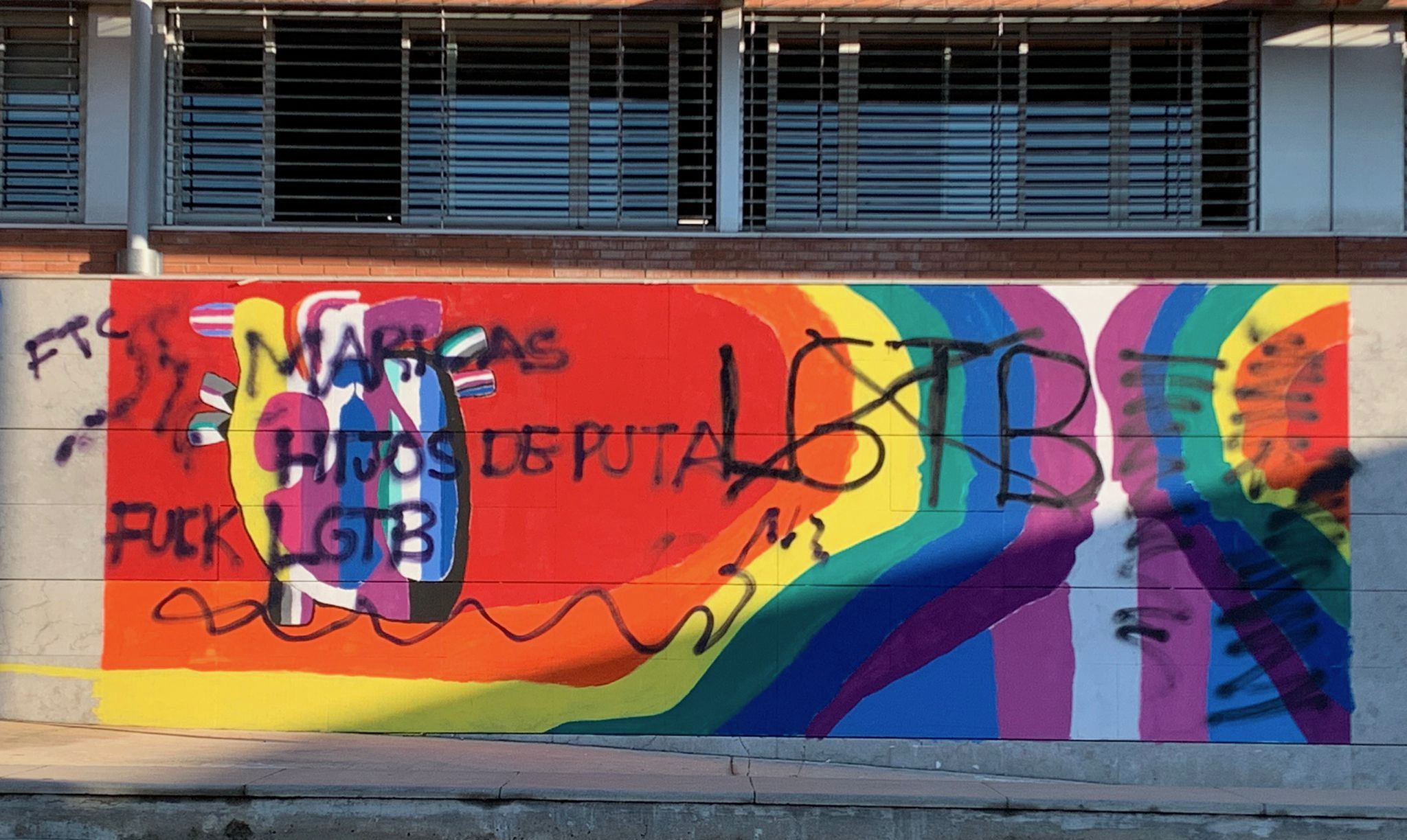 Pintada LGTIfòbica a l’Institut Estatut. FOTO: Cedida Pintada LGTIfòbica a l’Institut Estatut. FOTO: Cedida
