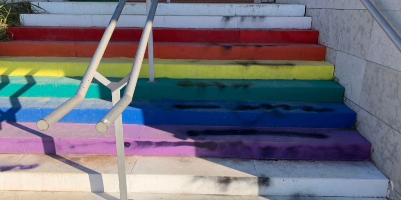 A les escales amb la bandera del col·lectiu LGTBIQ+ també van aparèixer pintades. FOTO: Cedida