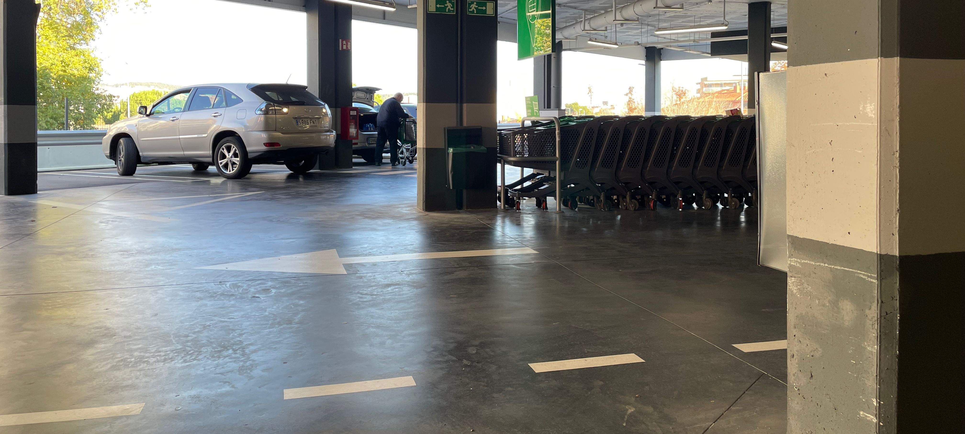 El robatori pel mètode de la collita pot succeir en aparcaments de superfícies comercials. FOTO: Redacció