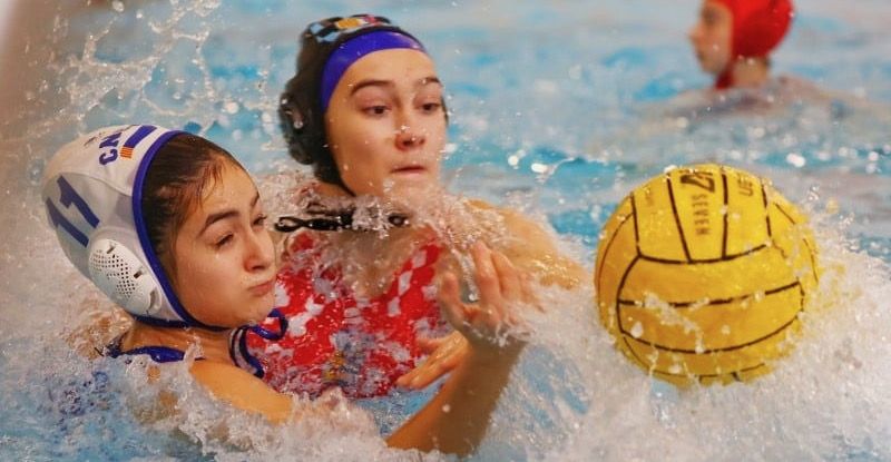 L’equip absolut femení de waterpolo del CN Rubí es van enfrontar al CN Catalunya. FOTO: Xavier Galiana