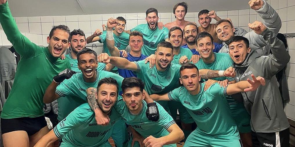 El primer equip de la UE Rubí celebra al vestuari la sea segona victòria consecutiva. FOTO: Cedida