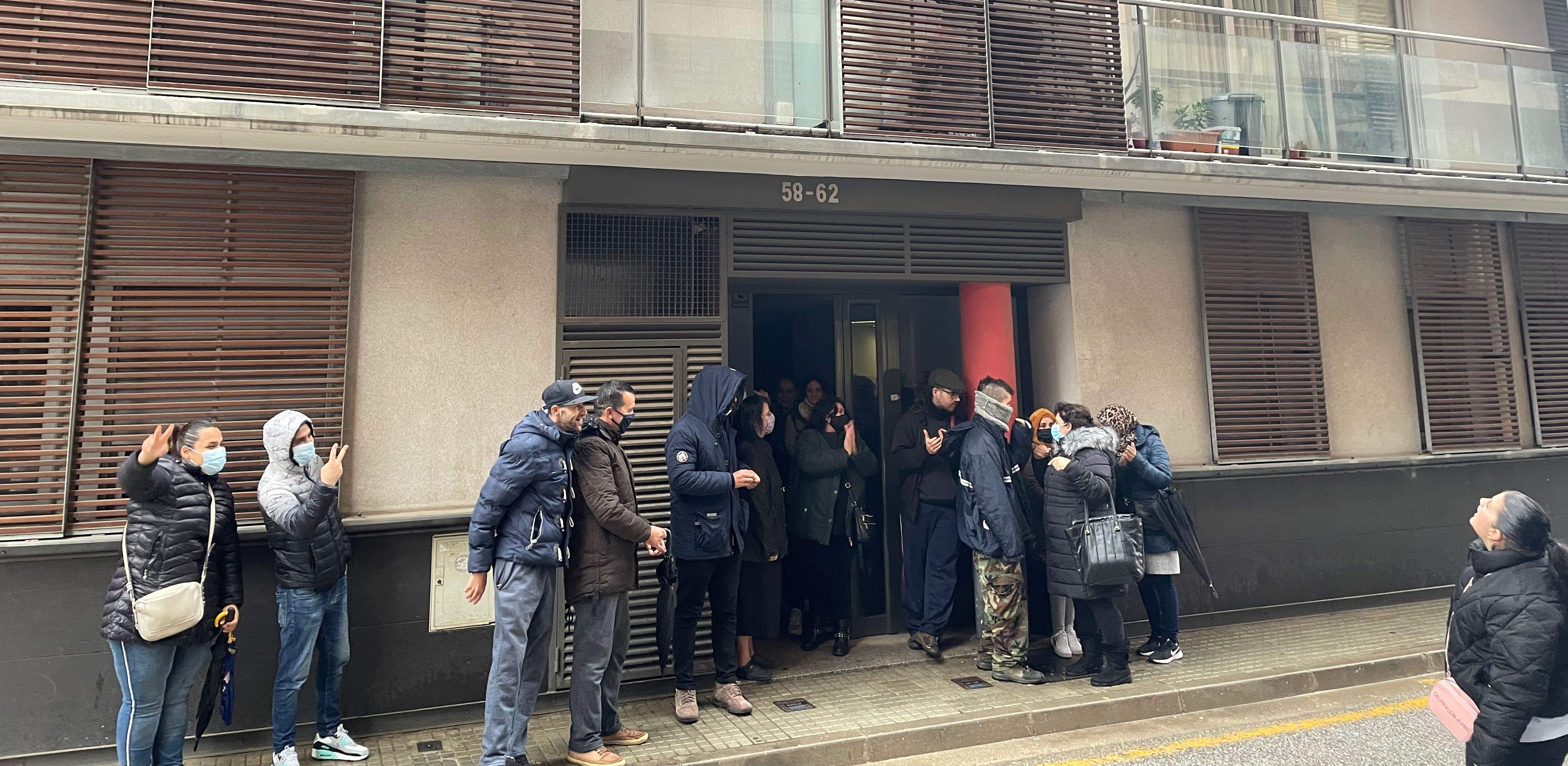 Moment en el qual membres de la PAH s'assabenten que el desnonament ha quedat suspès aquest dimecres. FOTO: NHS