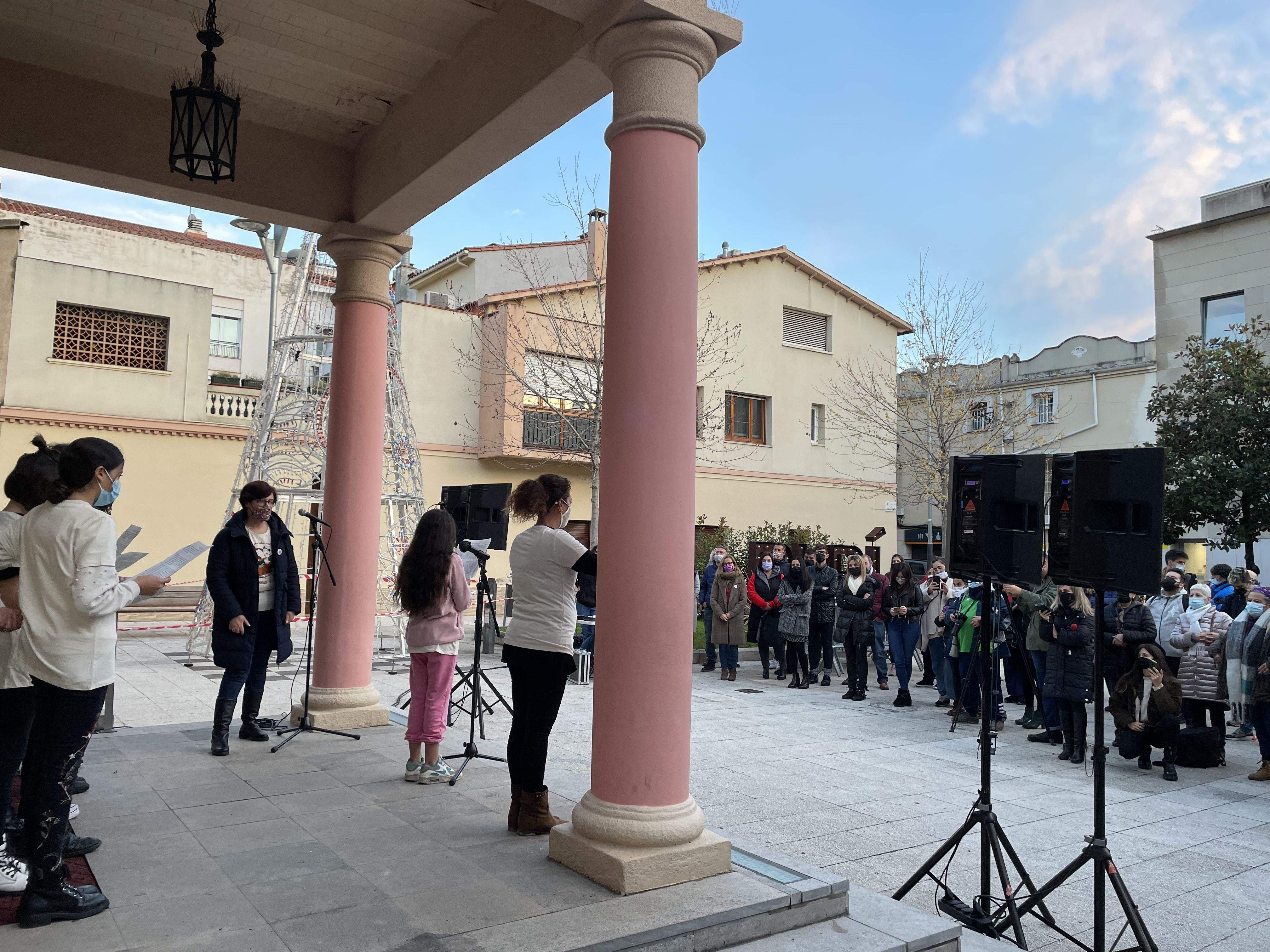 Lectura del manifest per a l'erradicació de la violència masclista aquest 25N. FOTO: NHS