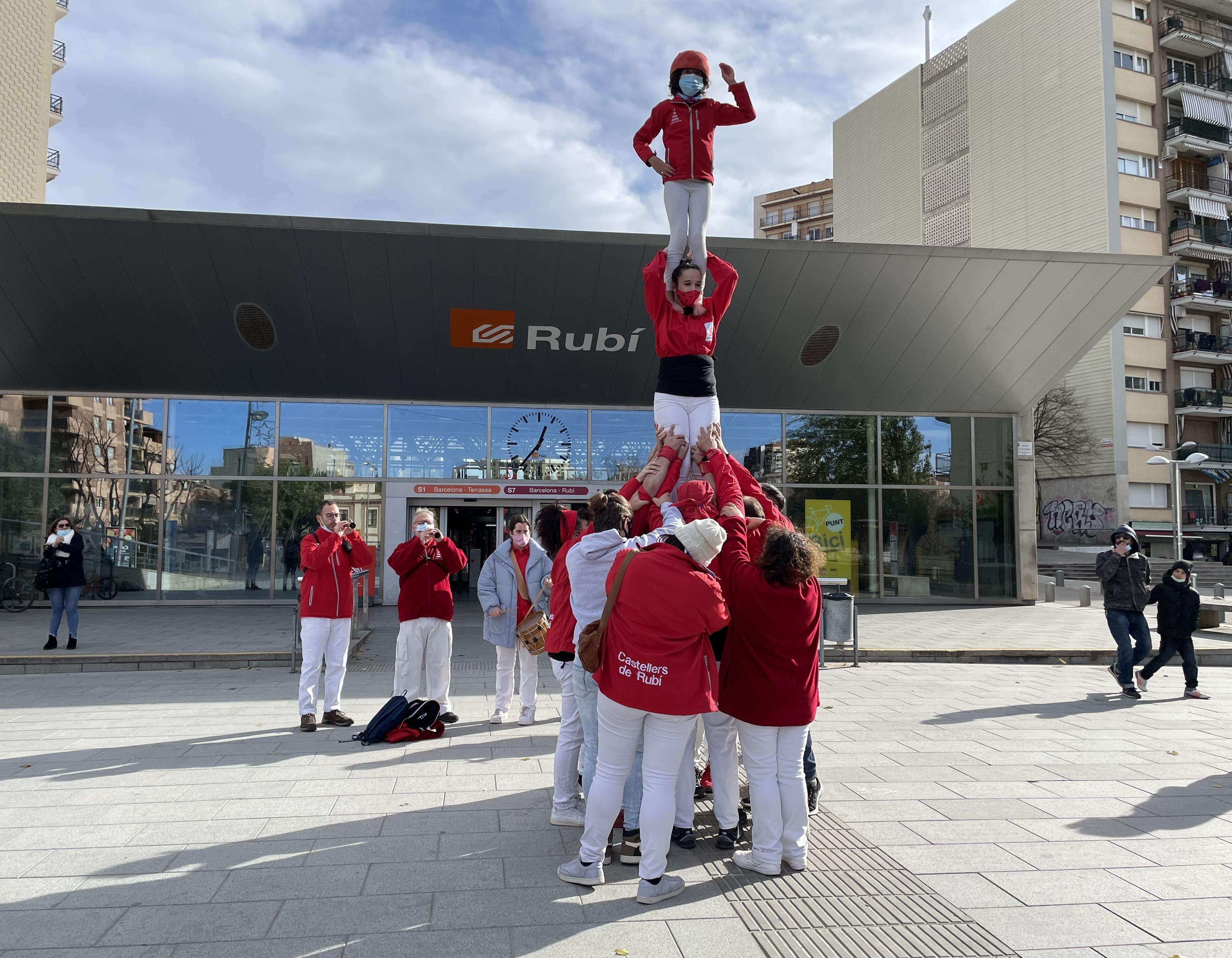 Els castellers de Rubí reapareixen després de la pandèmia pel seu 25è aniversari. FOTO: Arnau Martínez
