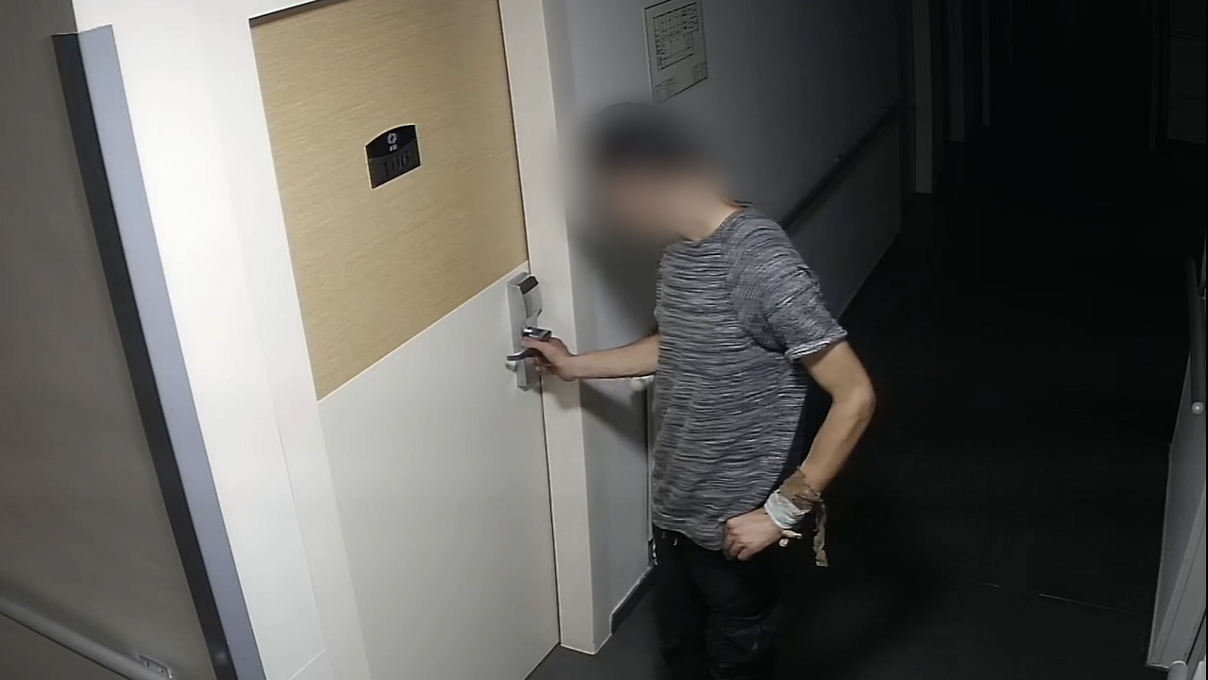 El lladre acusat de robar a una vintena de pisos i residències de gent gran, captat per una càmera de seguretat. FOTO: Mossos