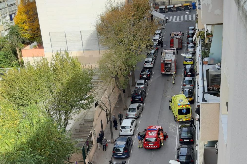 Fins a l'incendi del carrer de Pitàgores es van desplaçat 5 dotacions de Bombers. FOTO: L.A.