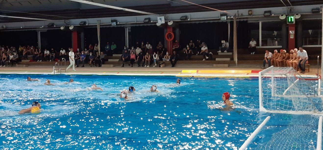 Absolut masculí de waterpolo disputant el partit aquest últim cap de setmana de novembre. FOTO: CN Rubí Absolut masculí de waterpolo disputant el partit aquest últim cap de setmana de novembre. FOTO: CN Rubí