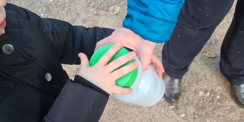 L'alumnat d'Infantil ha rebut clakis per reciclar l'oli de cuina a casa. FOTO: Ajuntament de Rubí