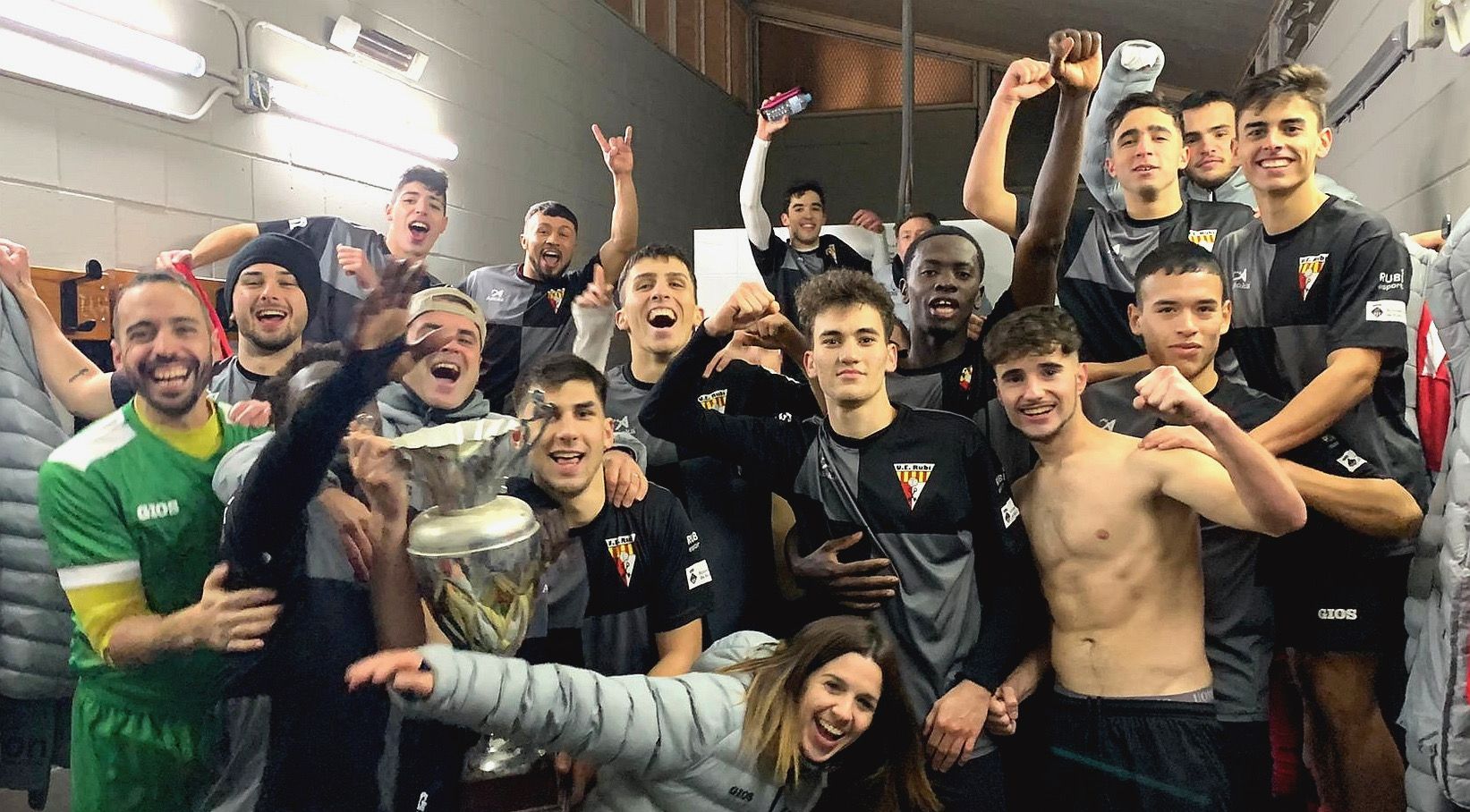 El filial de la UE Rubí celebra la victòria al vestuari del Terrassa B. FOTO: UE Rubí