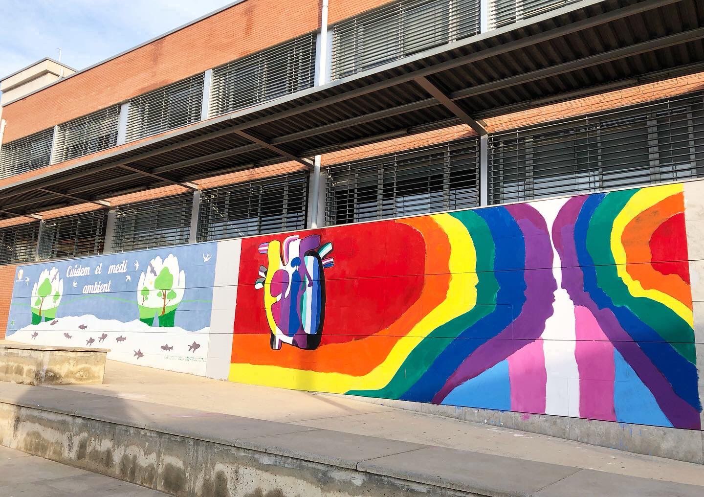 El mural de l'Institut Estatut ha estat repintat per alumnat del centre. FOTO: Institut Estatut