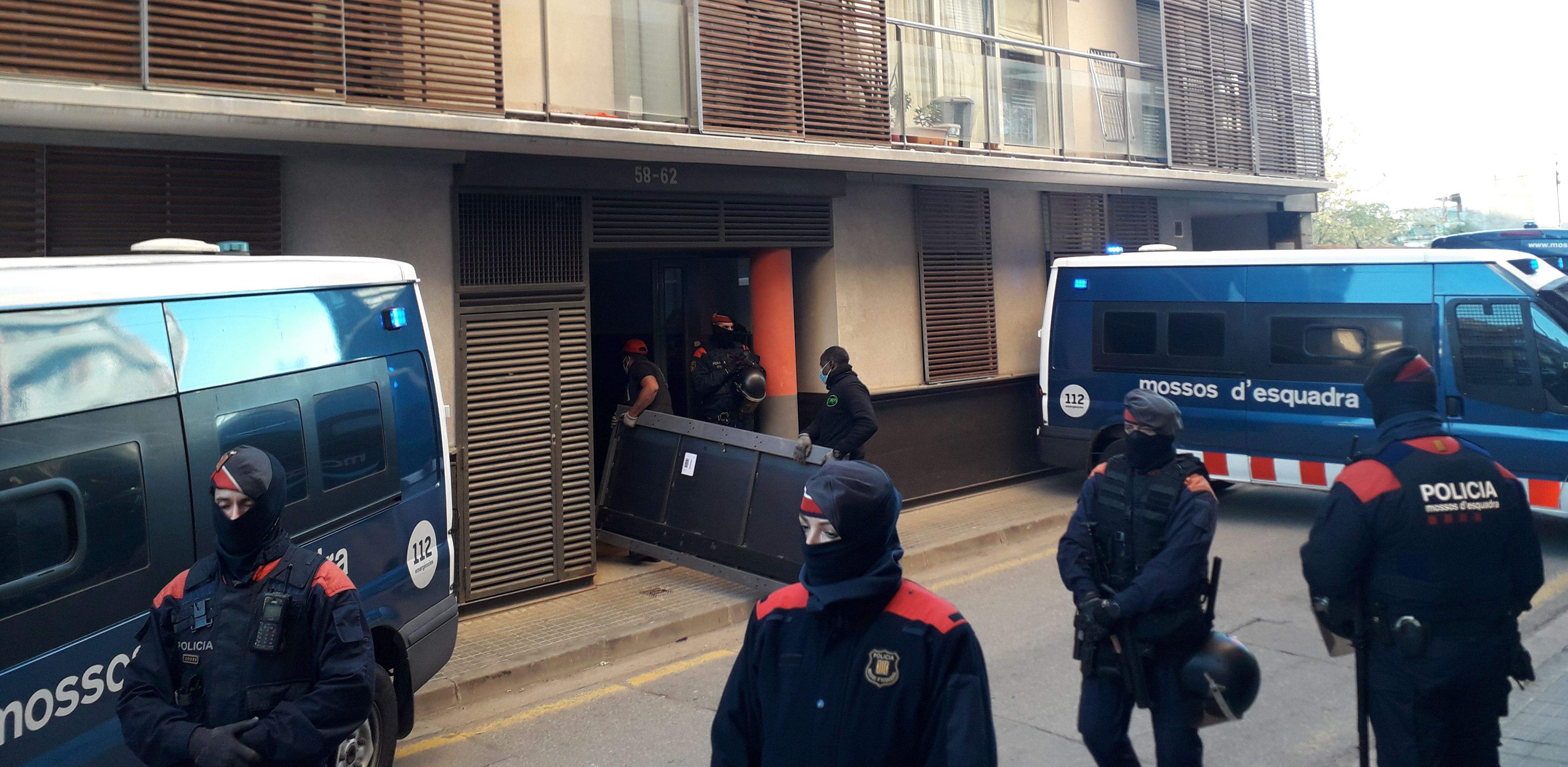 Moment en el qual entren la nova porta a l'edifici on s'ha efectuat un desnonament. FOTO: NHS Moment en el qual entren la nova porta a l'edifici on s'ha efectuat un desnonament. FOTO: NHS