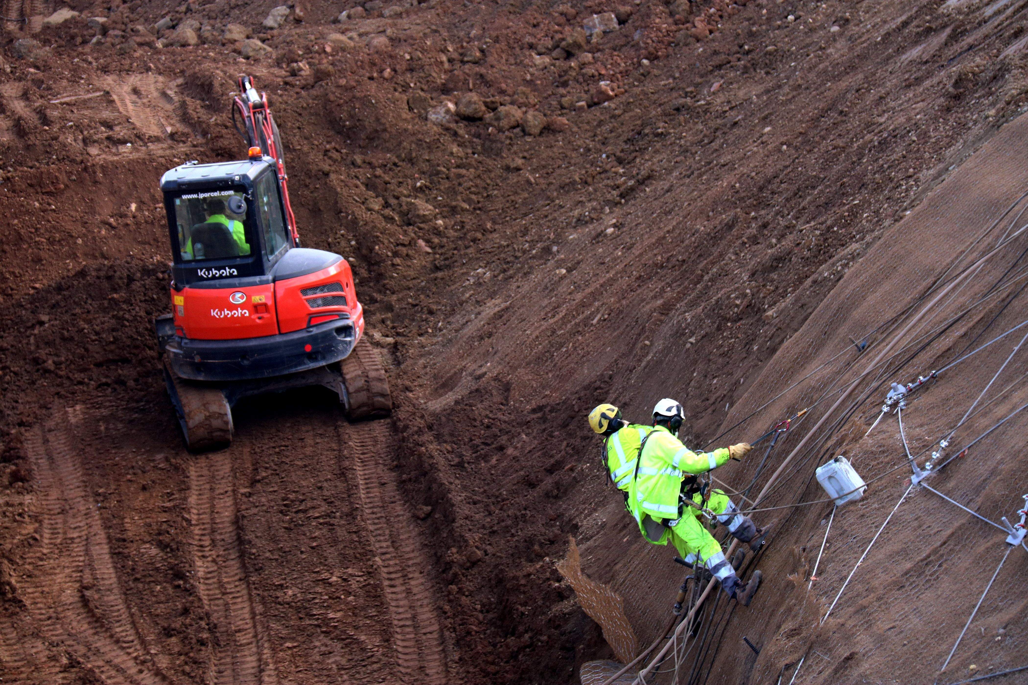 Imatge d'operaris treballant en la recuperació definitiva del mur. FOTO: ACN/David Cobo