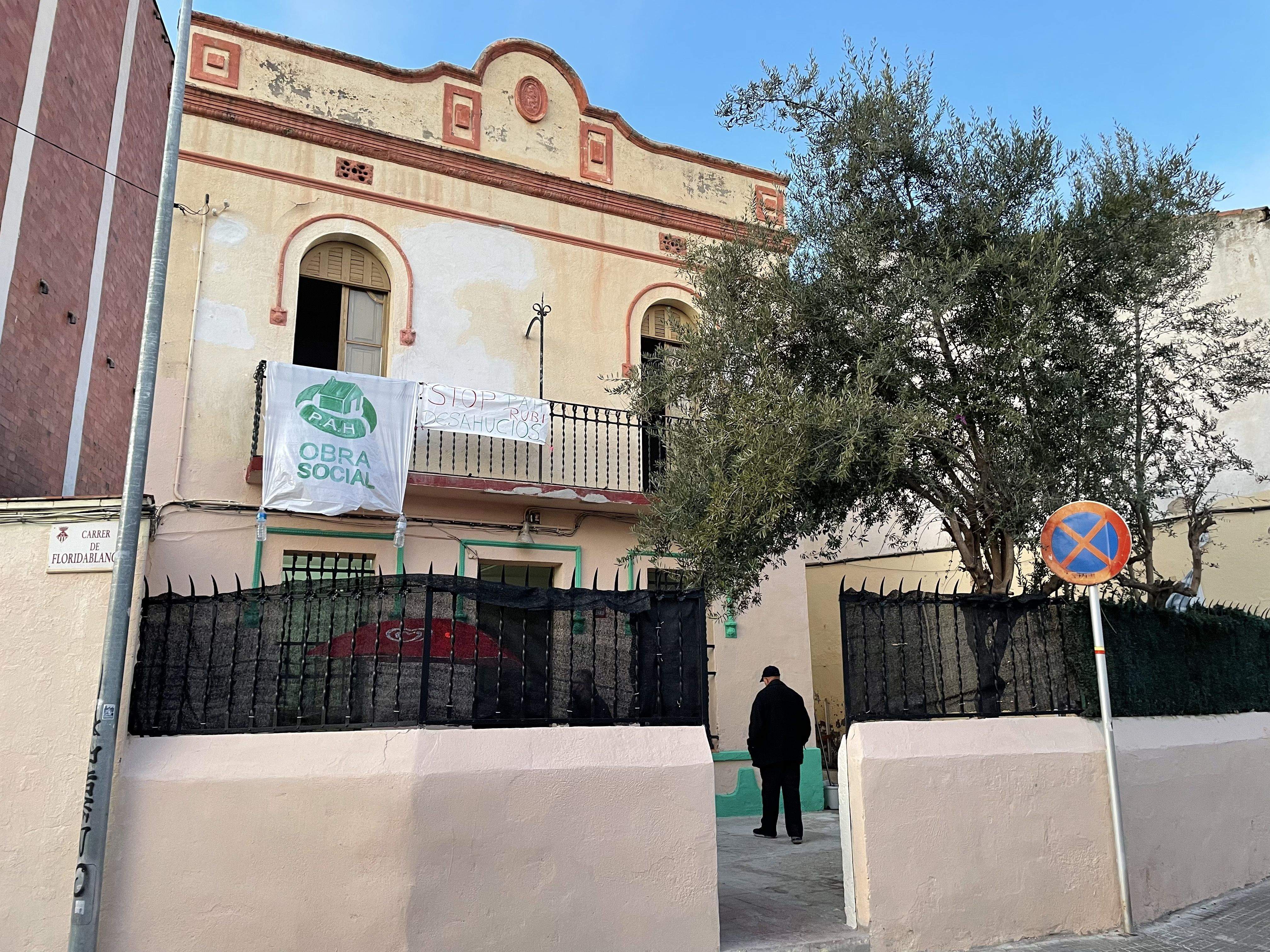 La PAH de Rubí ha obert les portes de la seva seu social al públic. FOTO: Arnau Martínez