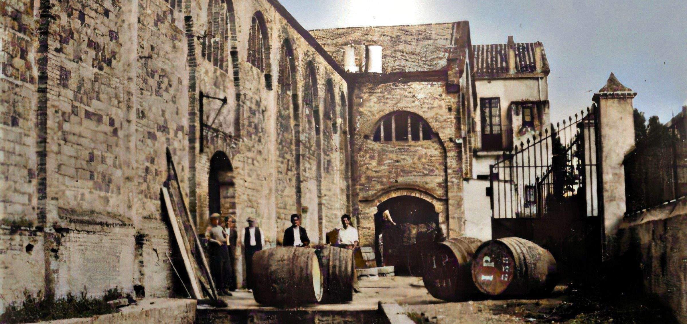 Fotografia del Celler Cooperatiu de Rubí acolorida per Josep Cornella. FONT: Arxiu Fotogràfic del Museu de Rubí