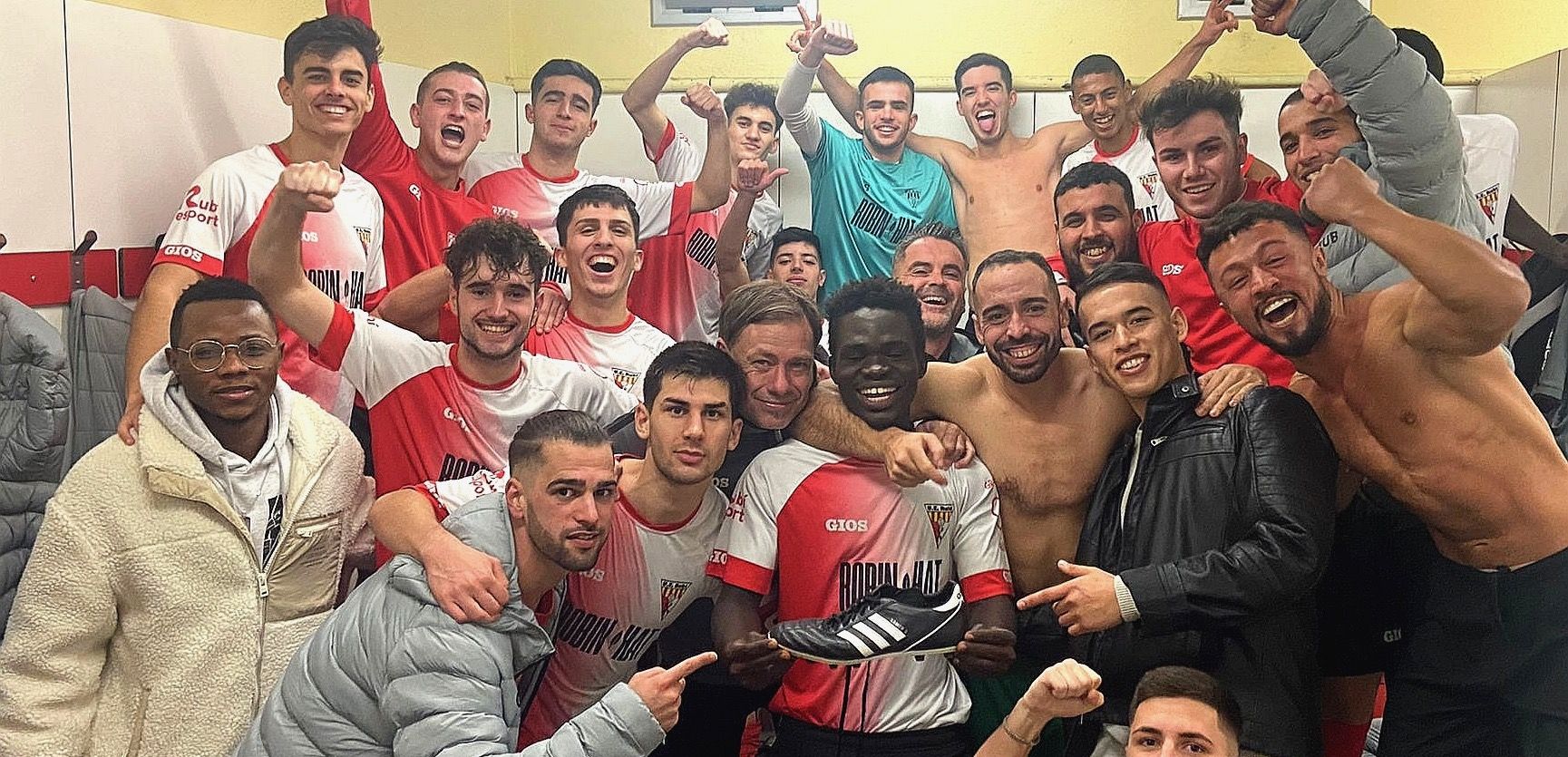 L'equip B de la UE Rubí celebra la victòria al vestidor davant el Juan XXIII. FOTO: Cedida